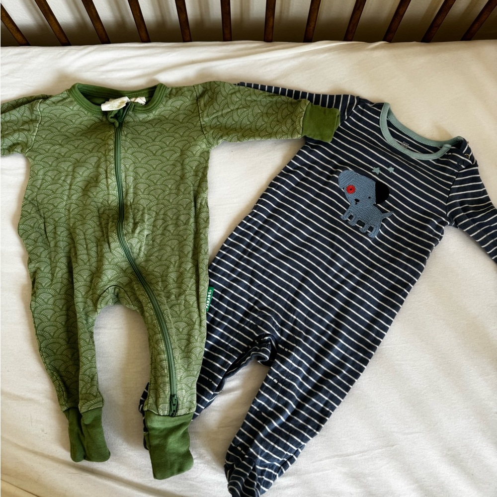 Bundle of 2 baby boy or gender neutral sleepers dog baby gap & green parade 6m